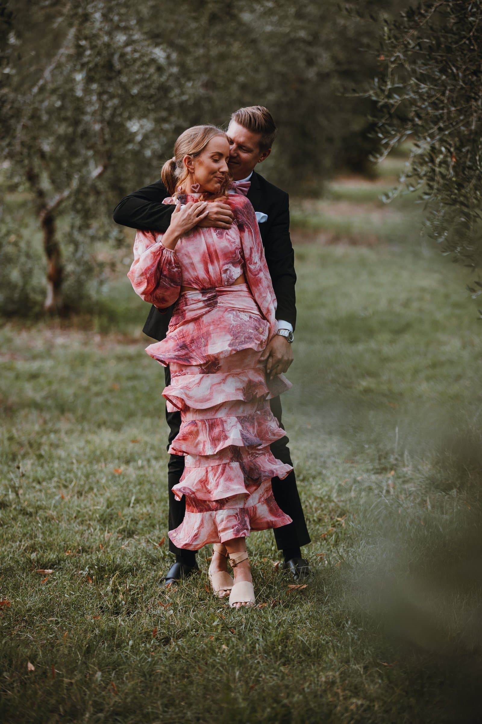 Christopher och Marie kramas i en olivlund