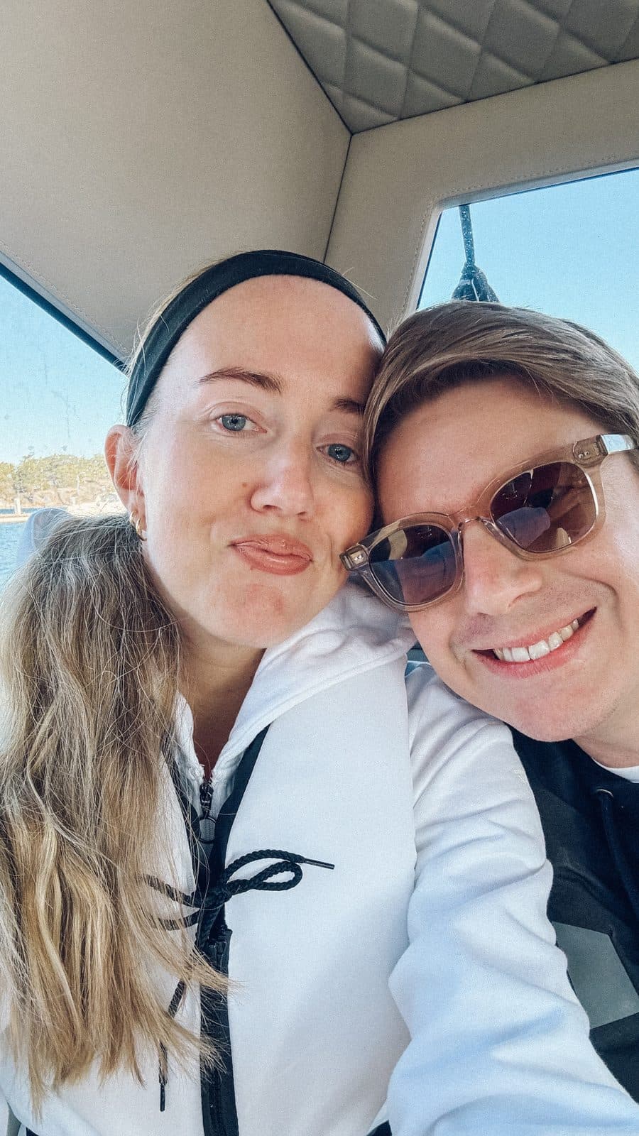 Christopher och Marie i en båt i Stockholms skärgård